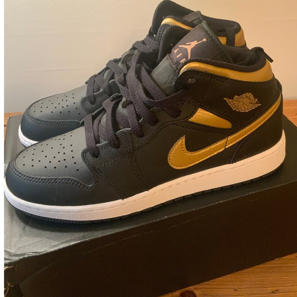 Nike Air Jordan 1 Mid sneakers NIB youth size 6.5